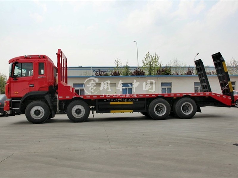 平板运输车是生活中常见的大型载重货车,这种车一般被广泛用于工厂