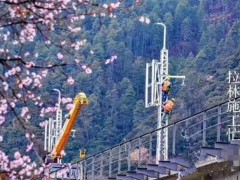 解放徐工随车吊助力西藏首条电气化铁路建设