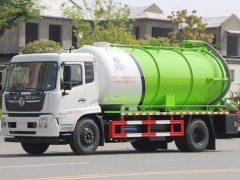 分动箱设计的东风天锦15方清洗吸污车发往安徽淮北