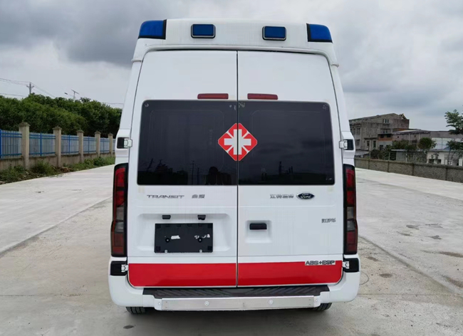 长轴高顶福特v348负压救护车抵达郴州人民医院交车